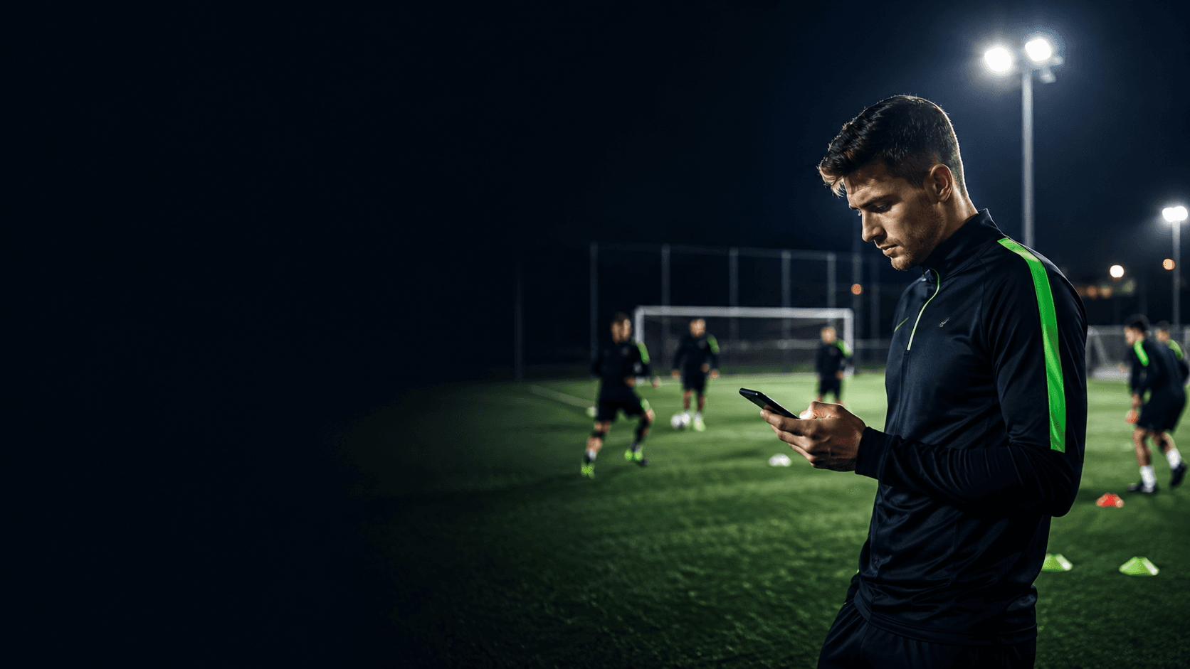 Coach amateur utilisant Foot Easy sur un terrain de football